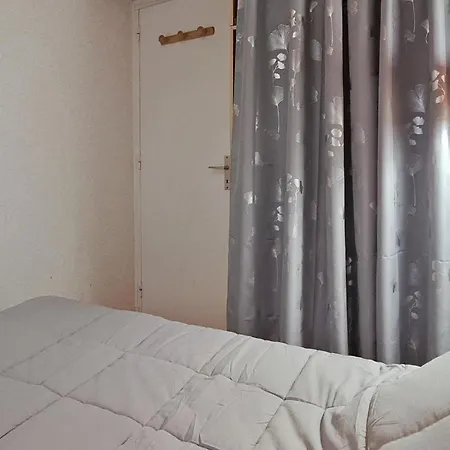 1 Bedroom Lovely In Appartement Grandcamp-Maisy